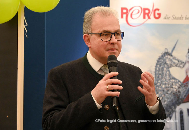 der Landtagsabgeordnete Florian Streibl am Messestand der ARGE Solidarischer Hochwasserschutz auf der SOBA 2026 (&copy;Foto: Ingrid Grossmann)  